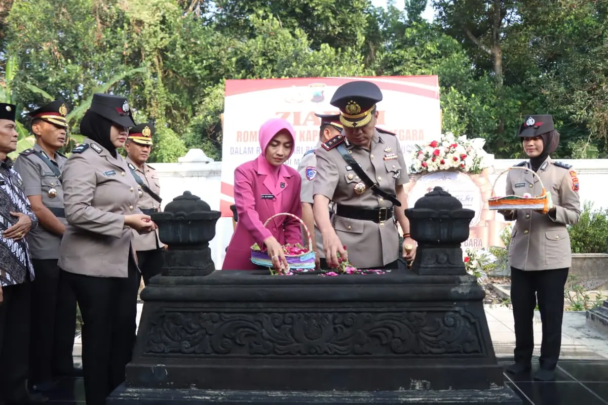 Peringatan Hari Bhayangkara ke-80, Polres Banjarnegara Ziarah ke Makam Mantan Kapolri Soekarno Djojonagoro
