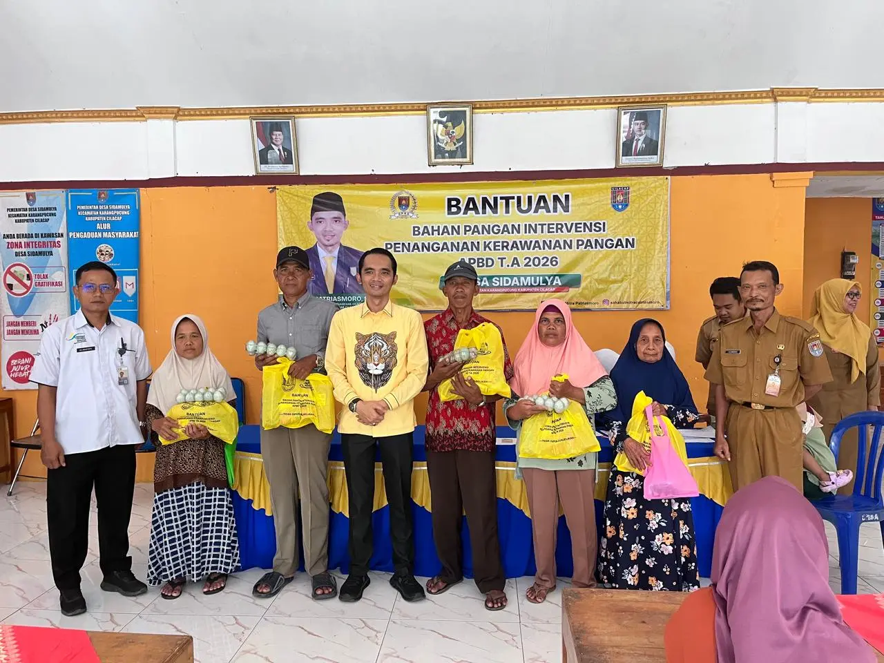 Penyerahan bantuan di Desa Karangpucung