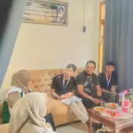 Komunitas KDS Bara Plus (baju hitam) saat telusur data ODHIV melibatkan tenaga kesehatan setempat. (Foto: KDS Bara Plus)