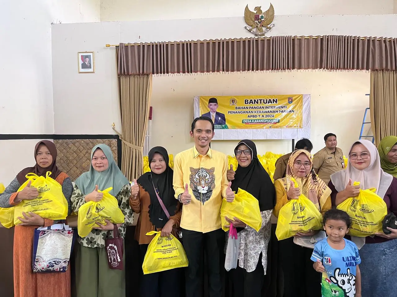 500 Warga Karangpucung Terima Bantuan Pangan, Mas Moro: Kami Harus Hadir Saat Masyarakat Membutuhkan