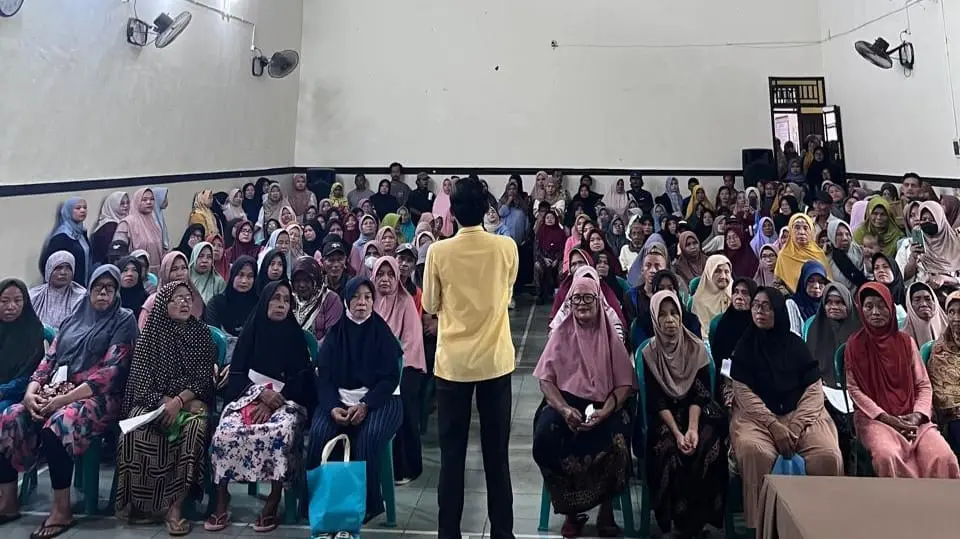 Mas Moro saat menyapa warga penerima bantuan pangan di Karangpucung.