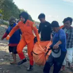 Tim SAR Gabungan saat evakuasi mayat di Pantai Teluk Penyu Cilacap. (Basarnas Cilacap).