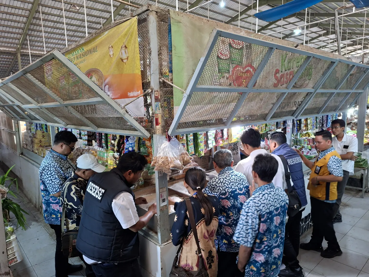 Satgas Pangan Polresta Cilacap cek harga MinyaKita di pasar Sidodadi. (Faiz Ardani).