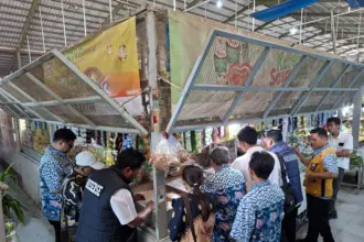 Satgas Pangan Polresta Cilacap cek harga MinyaKita di pasar Sidodadi. (Faiz Ardani).