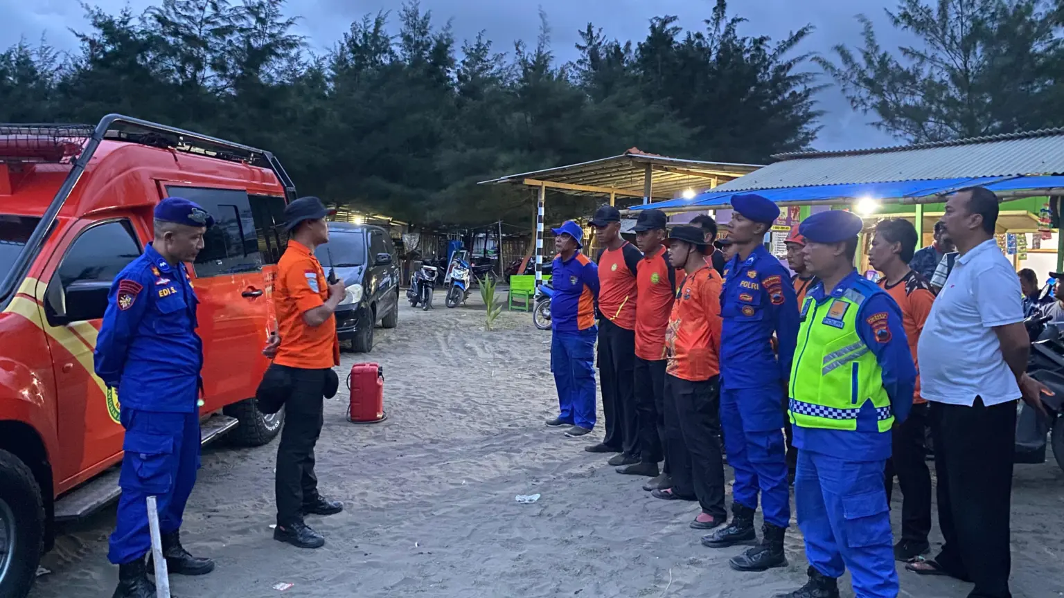 Tim SAR gabungan cari 2 remaja tenggelam di Pantai Menganti Cilacap. (Basarnas Cilacap).