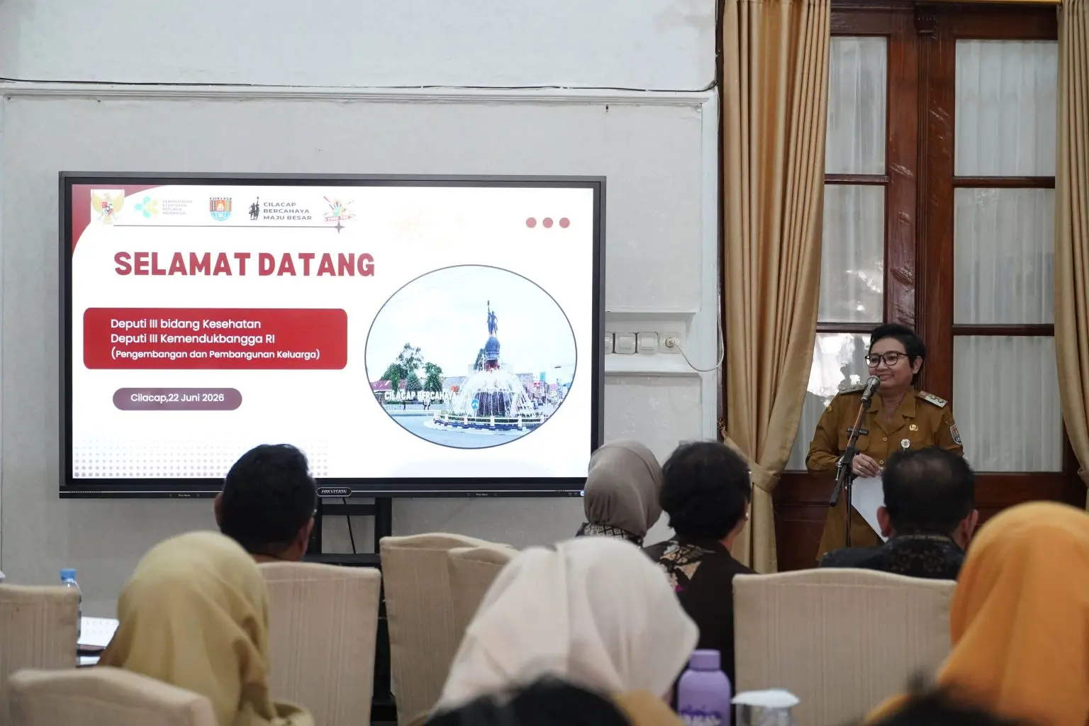 Tim Kantor Staf Kepresidenan (KSP) melakukan verifikasi lapangan ke Kabupaten Cilacap. Kunjungan yang dipimpin oleh Tim Deputi III ini diterima langsung oleh Plt. Bupati Cilacap, Ammy Amalia Fatma Surya, di Rumah Dinas Bupati Cilacap, Senin (22/6).(Foto: Diskominfo Cilacap)