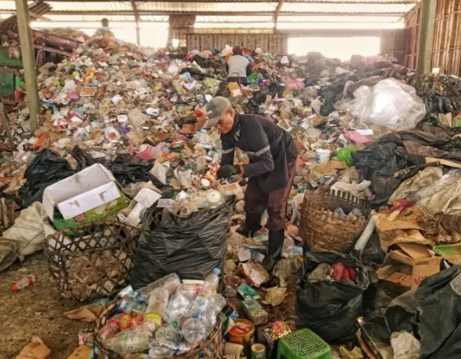 Senjakala Mantan Guru SMA Di Purwokerto, Menjemput Asa di Antara Tumpukan Sampah Setelah Ditipu Pegawai Bank Mantap