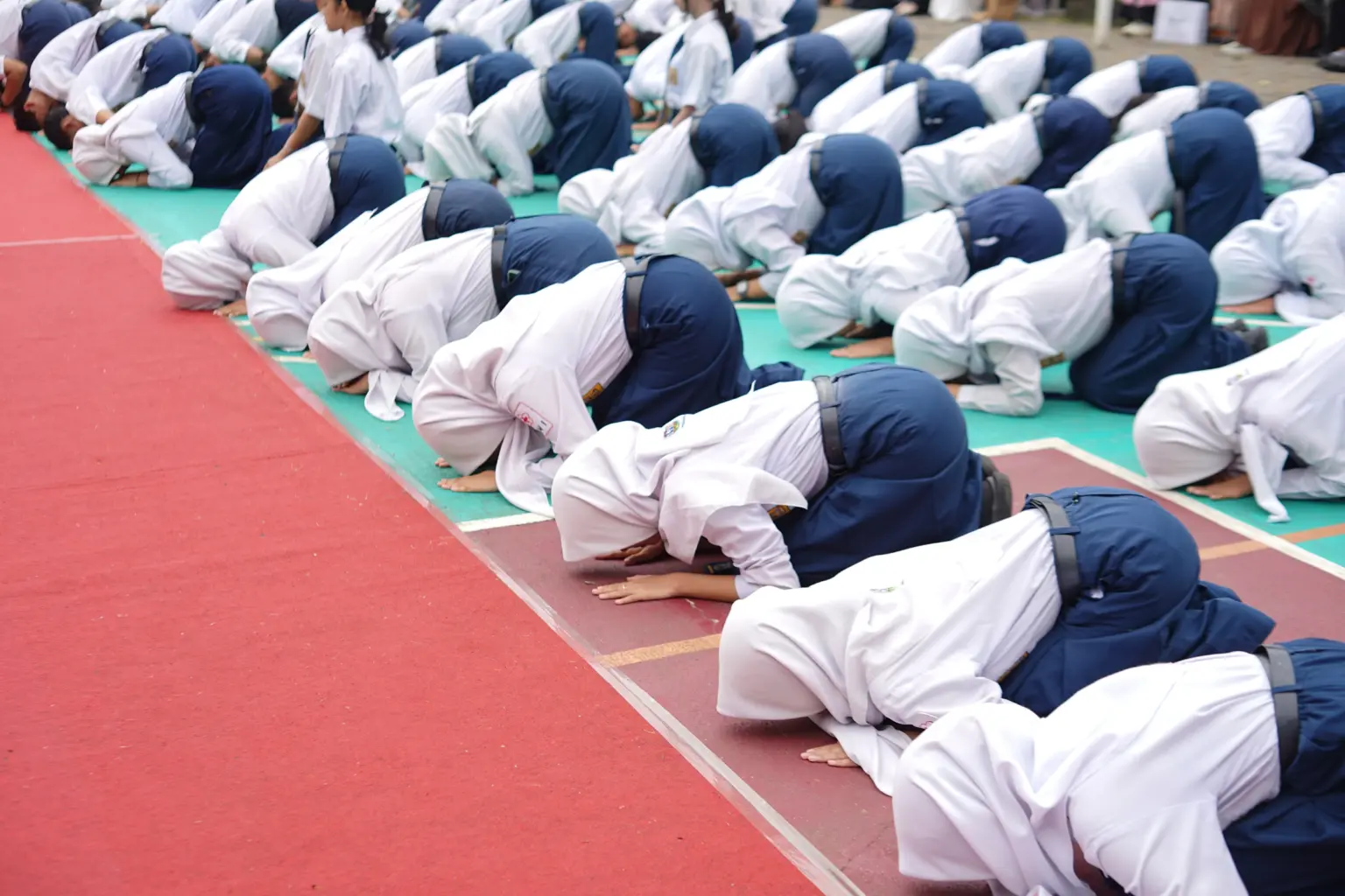 Sujud syukur pelepasan siswa SMP Negeri 1 Banjarnegara