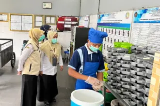 Tim dari Puskesmas 1 Banjarnegara saat memeriksa dapur Rutan Banjarnegara