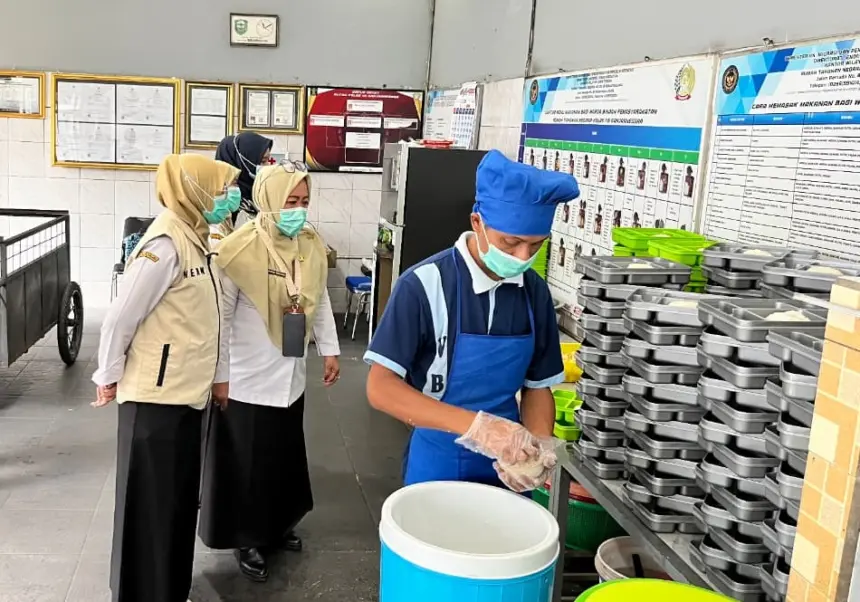 Tim dari Puskesmas 1 Banjarnegara saat memeriksa dapur Rutan Banjarnegara