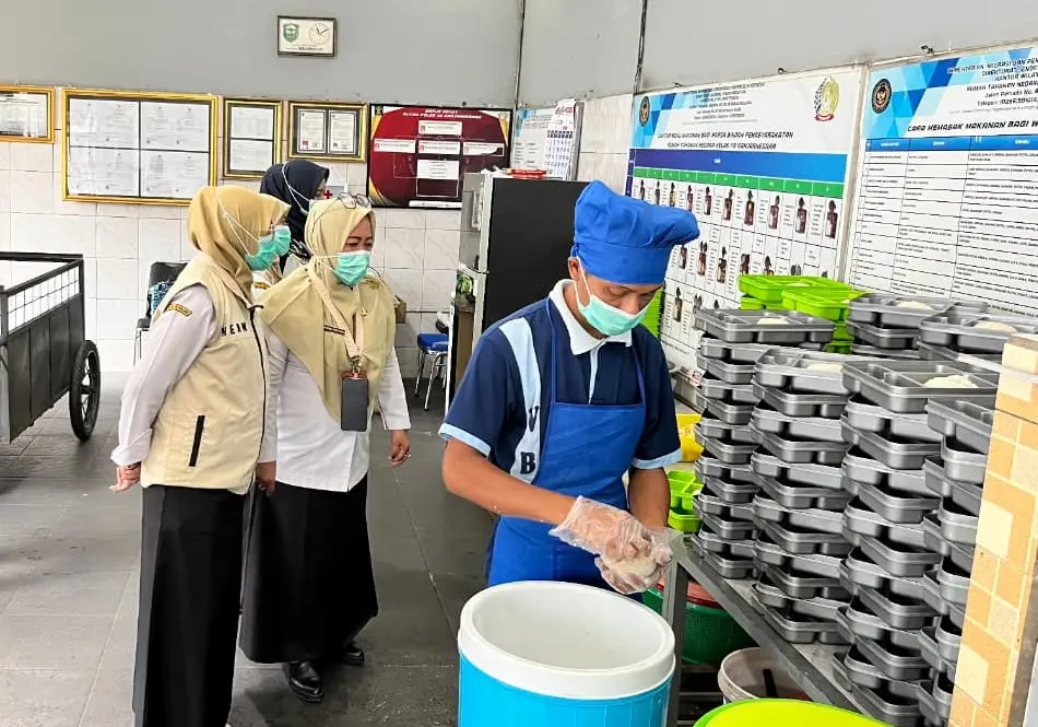 Tim dari Puskesmas 1 Banjarnegara saat memeriksa dapur Rutan Banjarnegara