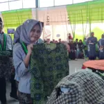 Siswa SMP Sultan Agung Kawunganten Cilacap yang lulus menyerahkan seragam layak pakai kepada kepala sekolah. (Faiz Ardani).
