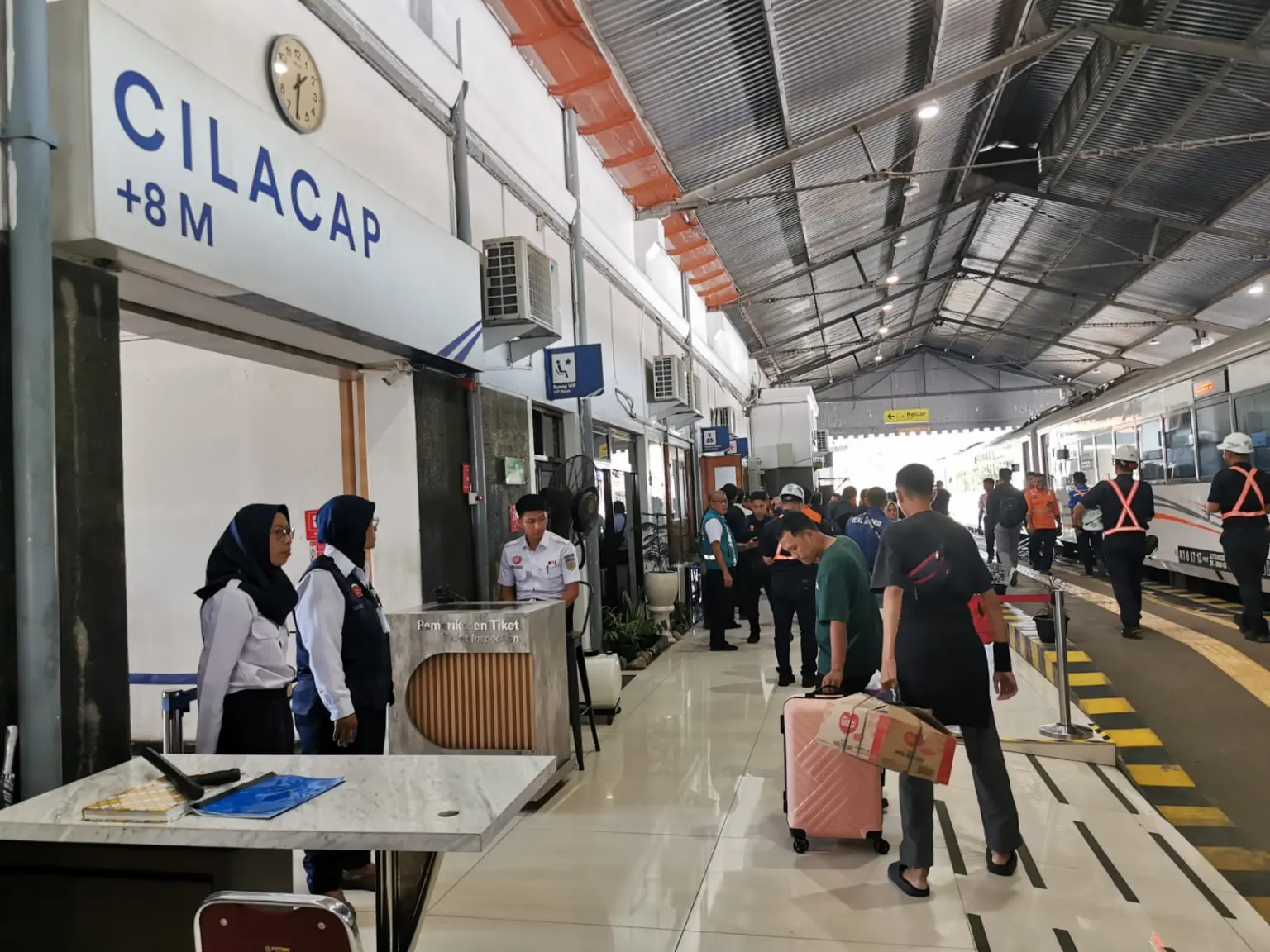Sejumlah penumpang saat naik dan turun di Stasiun Cilacap. (Daop 5).