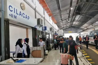 Sejumlah penumpang saat naik dan turun di Stasiun Cilacap. (Daop 5).