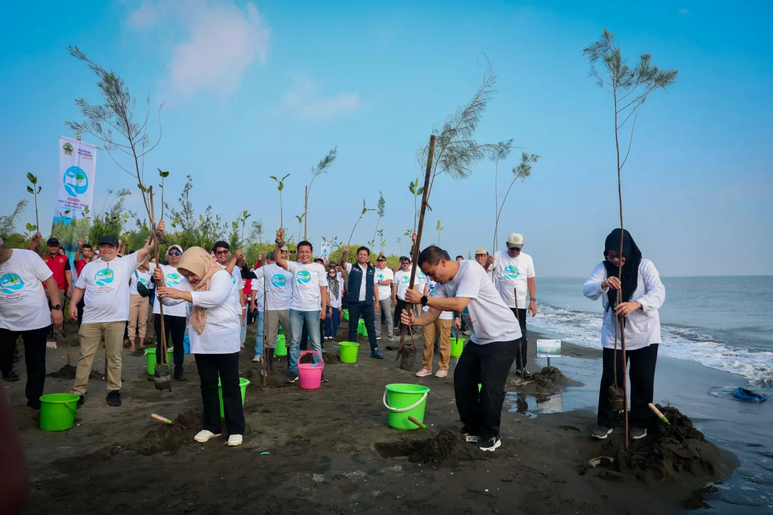 PLN UBP Mrica Banjarnegara saat melakukan penanaman pohon bersama gubernur