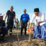 Wagub ajak santri selamatkan lingkungan, tanam mangrove pantai Sarang