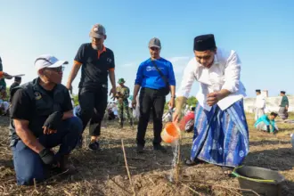 Wagub ajak santri selamatkan lingkungan, tanam mangrove pantai Sarang