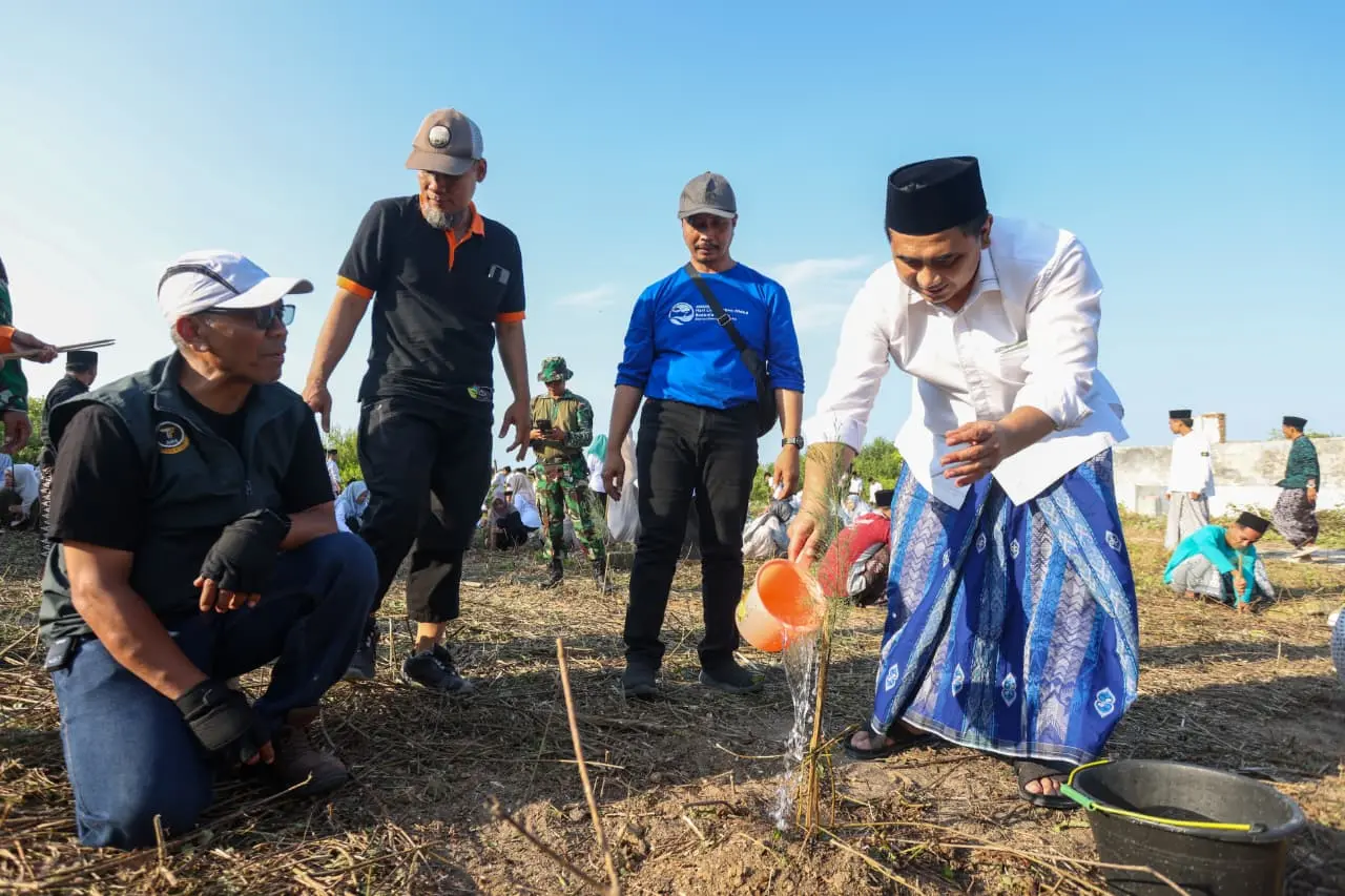 Wagub ajak santri selamatkan lingkungan, tanam mangrove pantai Sarang