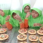 Anak TK PGRI saat bikin pizza di SMK Negeri 1 Wanayasa