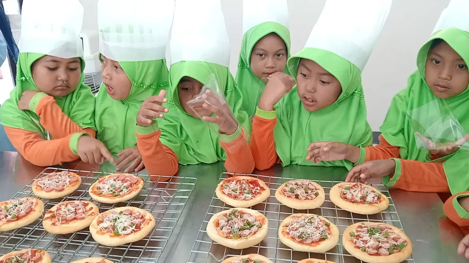 Anak TK PGRI saat bikin pizza di SMK Negeri 1 Wanayasa