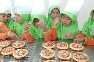 Anak TK PGRI saat bikin pizza di SMK Negeri 1 Wanayasa