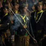 Prosesi kirap pusaka mangkunegaran dalam jamasan pusaka 1 sura