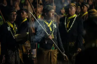 Prosesi kirap pusaka mangkunegaran dalam jamasan pusaka 1 sura
