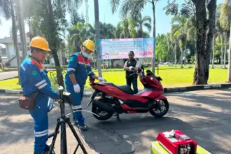 PLN Indonesia Power UBP Mrica saat melakukan cek emisi kendaraan pegasai