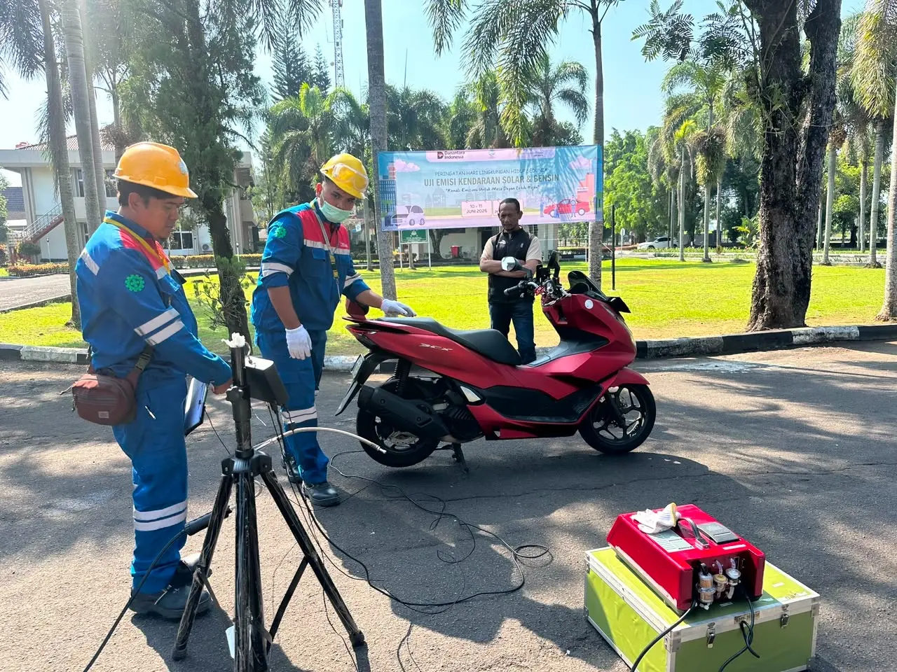 PLN Indonesia Power UBP Mrica saat melakukan cek emisi kendaraan pegasai