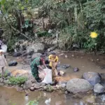 Relawan lingkungan bersihkan sungai