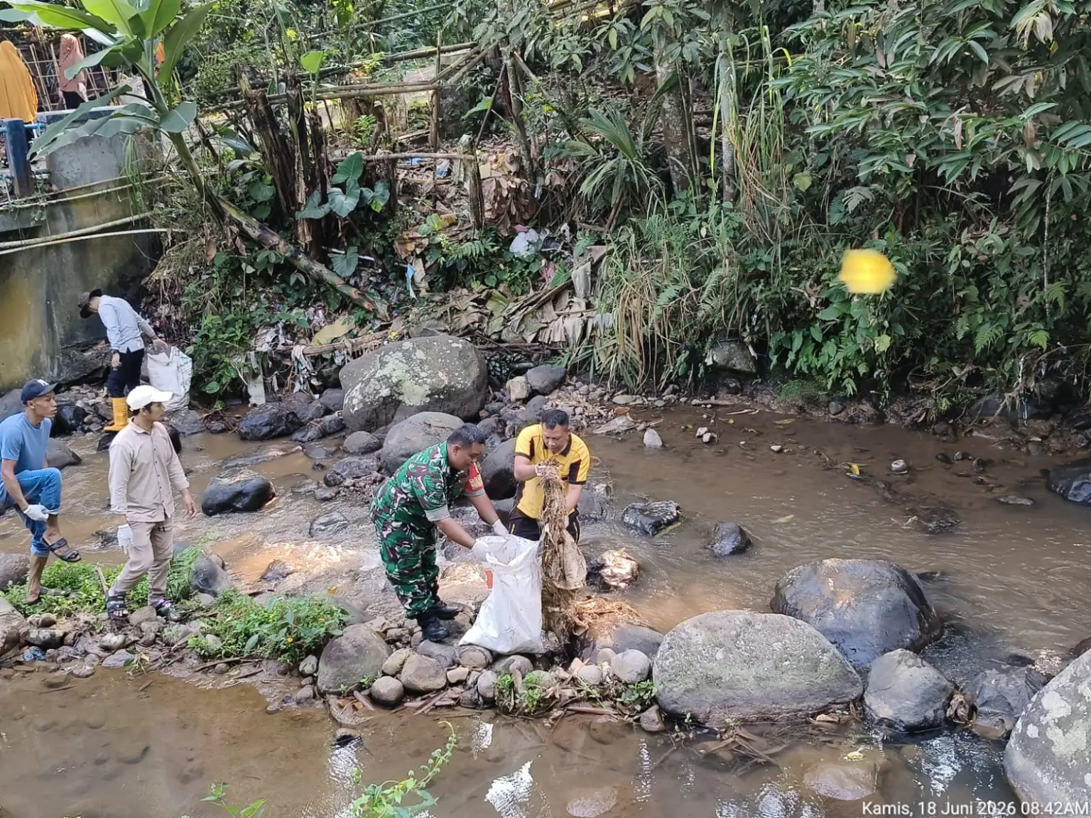 Relawan lingkungan bersihkan sungai