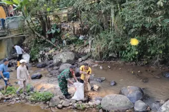 Relawan lingkungan bersihkan sungai