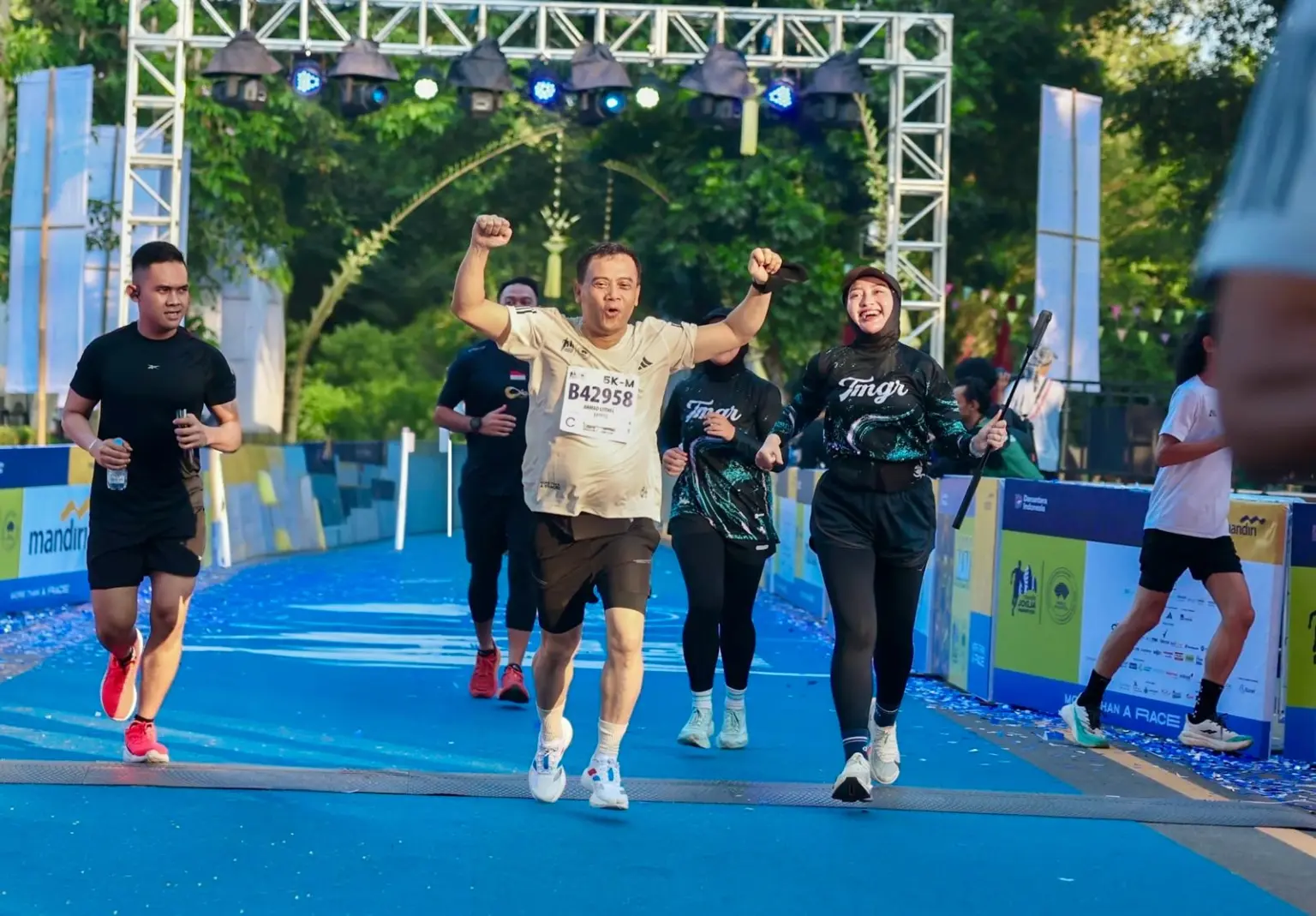 GUbernur Luthfi saat mengikuti Jogja Marathon 2026